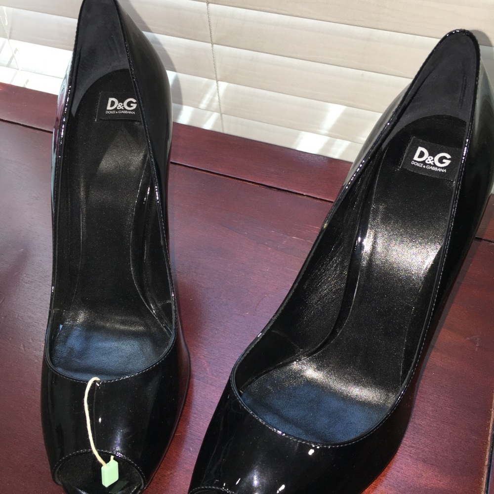 D & G black patent leather peep-toe pumps - new